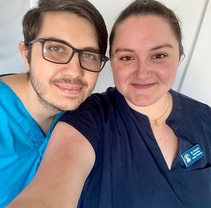Medic veterinar Vet Hugs alaturi de un pacient